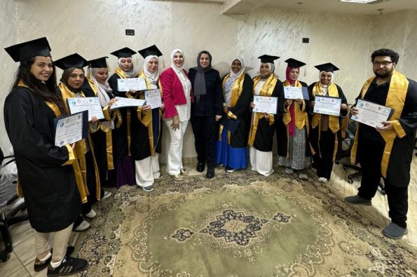 صورة تجمع خريجي الدورة الندريبية مع المدربين