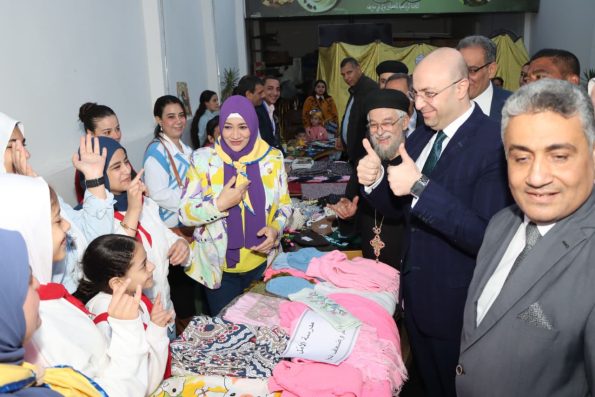 المحافظ يشير إلى أطفال بلغة الإشارة