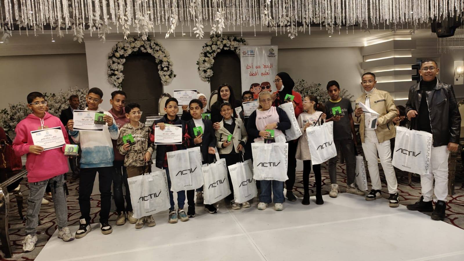 مجموعة من الطلاب يتم تكريمهم في إطار مشروع مدارس مرحبة دامجة